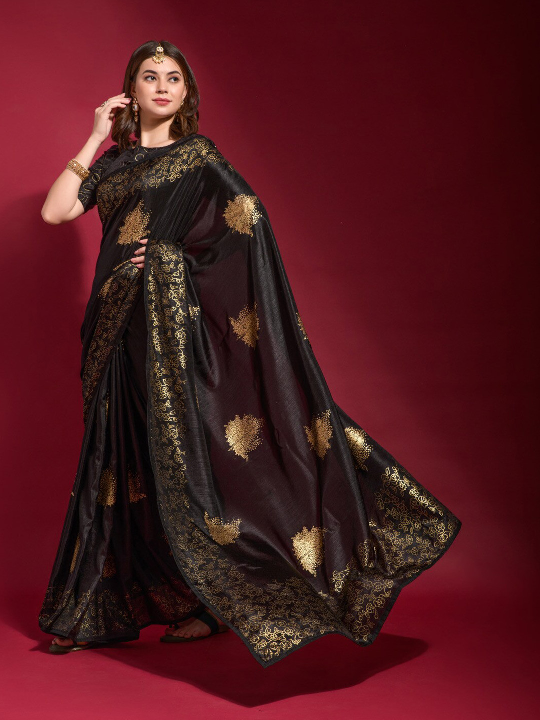 

GAJARAI Ethnic Motifs Foil Printed Georgette Saree, Black