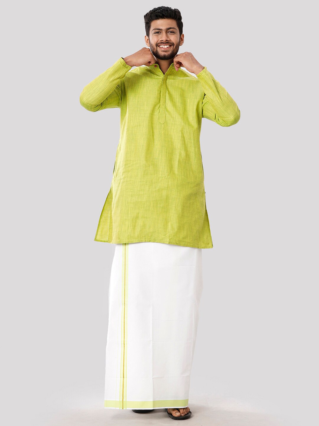 

Ramraj Mandarin Collar Straight Kurta With Veshti, Green