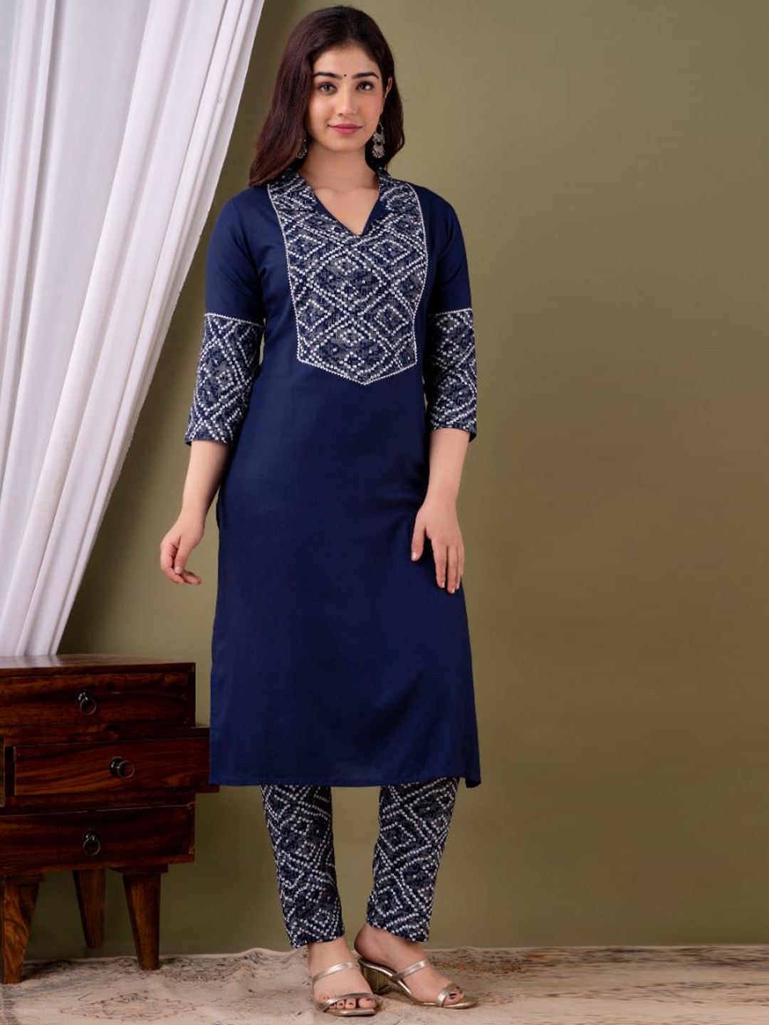 

Glorious Ethnic Motif Printed Regular Kurta with Trousers, Blue