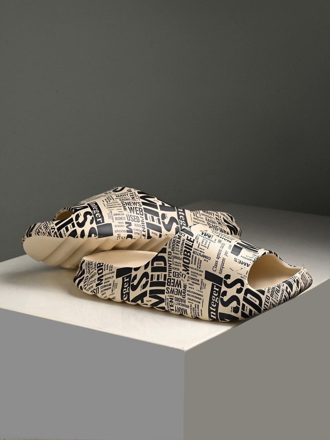 

SPYKAR Men Printed Croslite Sliders, Beige