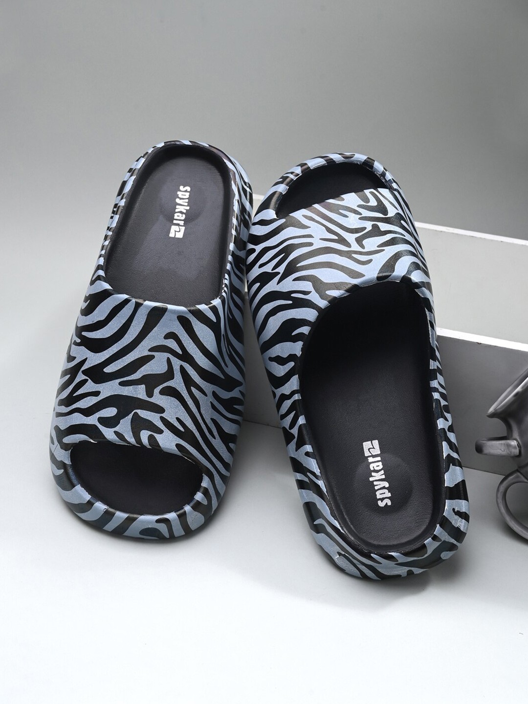 

SPYKAR Men Printed Sliders, Black