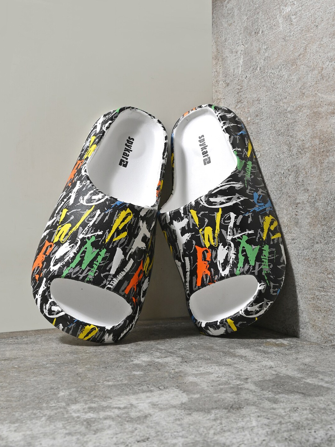 

SPYKAR Men Printed Sliders, White