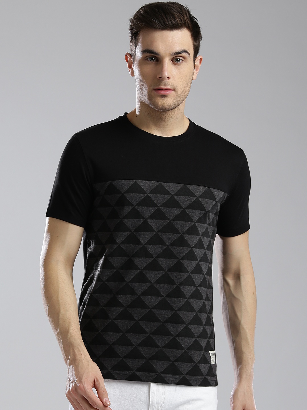 

Hubberholme Men Black & Grey Melange Geometric Print Round Neck T-shirt