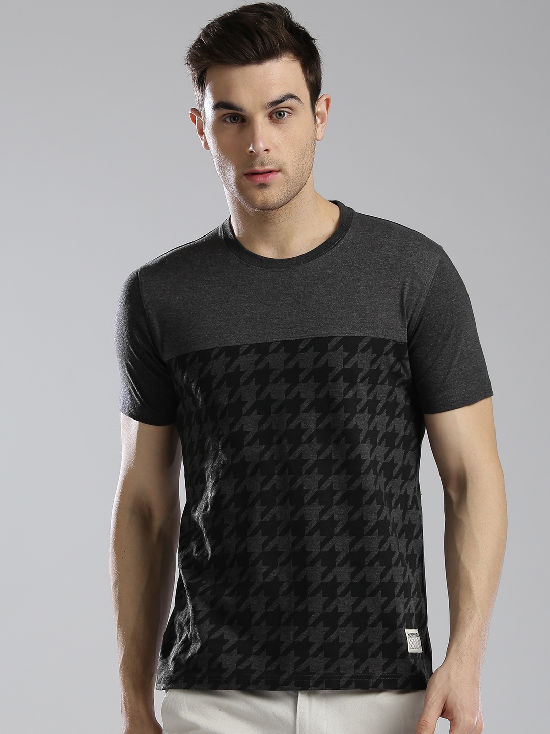 

Hubberholme Men Charcoal Grey & Black Houndstooth Print Round Neck T-shirt