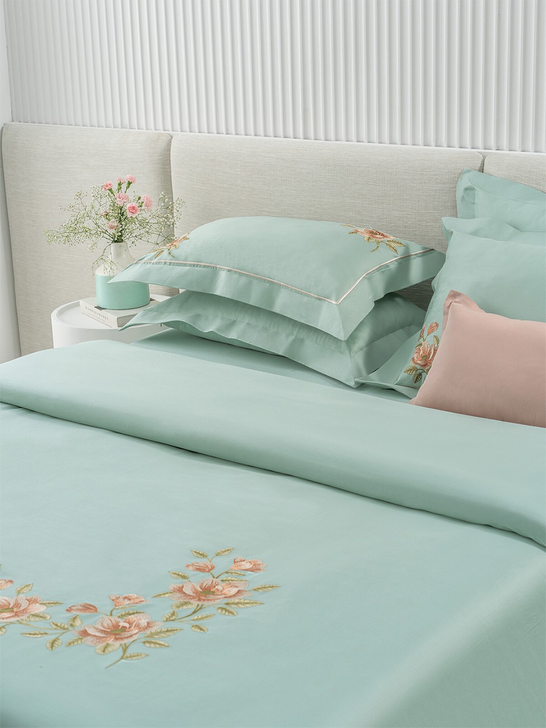 

DDecor Urban Green & Beige Floral 210 TC Cotton King Bedsheet with 2 Pillow Covers