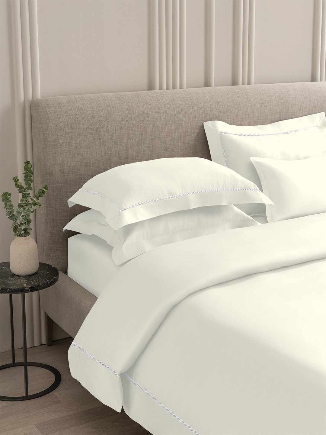 

DDecor Urban White Cotton 210 TC King Bedsheet with 2 Pillow Covers
