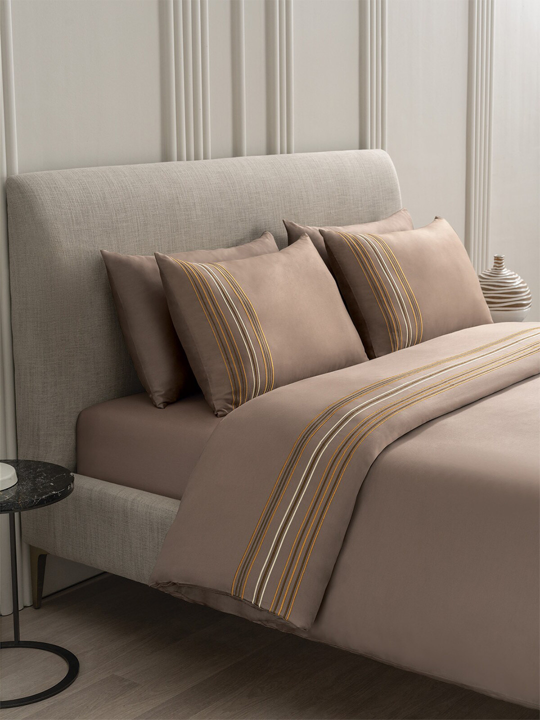 

DDecor Urban Gold-Toned & White Striped Cotton 210 TC King Bedsheet With 2 Pillow Covers