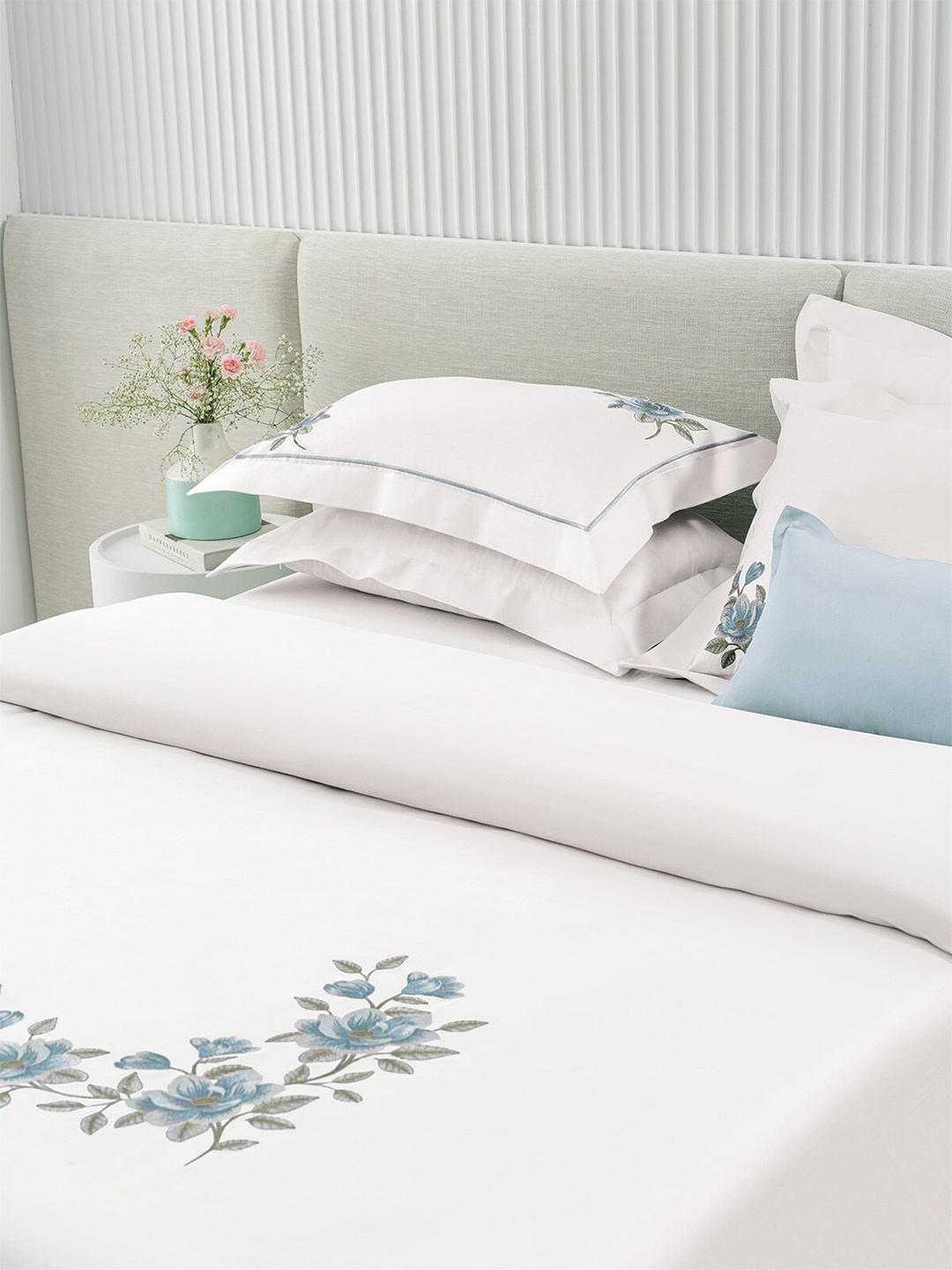 

DDecor Urban White & Blue Floral Printed Cotton 210 TC King Bedsheet With 2 Pillow Covers