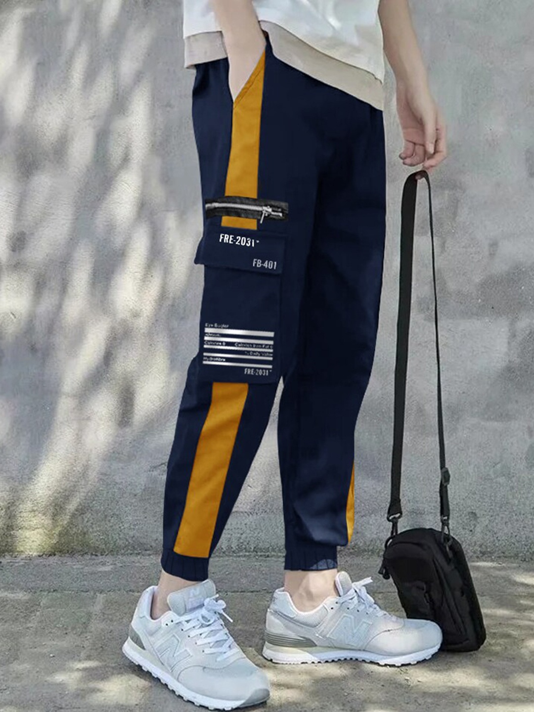 

Eyebogler Men Colourblocked Mid Rise Cotton Joggers, Navy blue