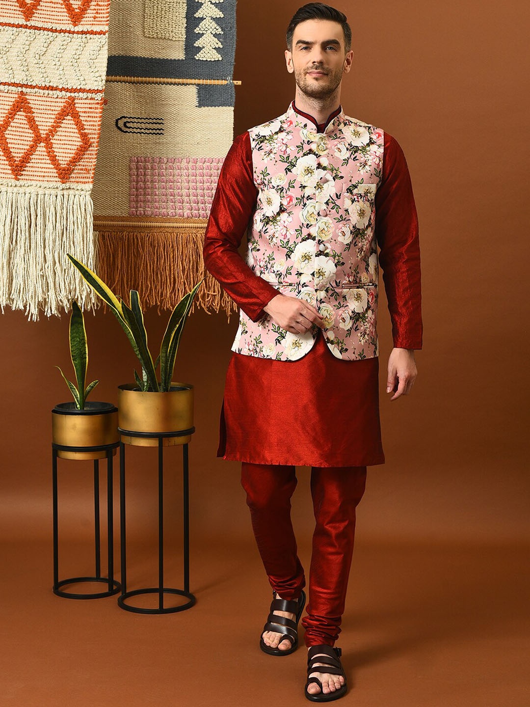 

Hangup Maroon Mandarin Collar Regular Kurta With Churidar & Nehru Jacket