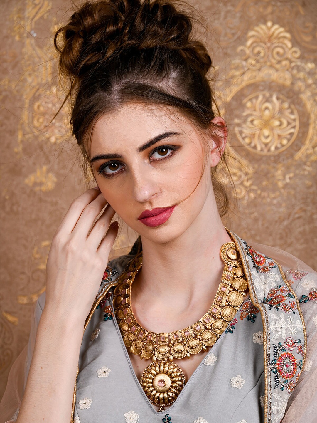 

ODETTE Gold-Plated Stone Studded Alloy Gold Imitation Choker Necklace Jewellery Set