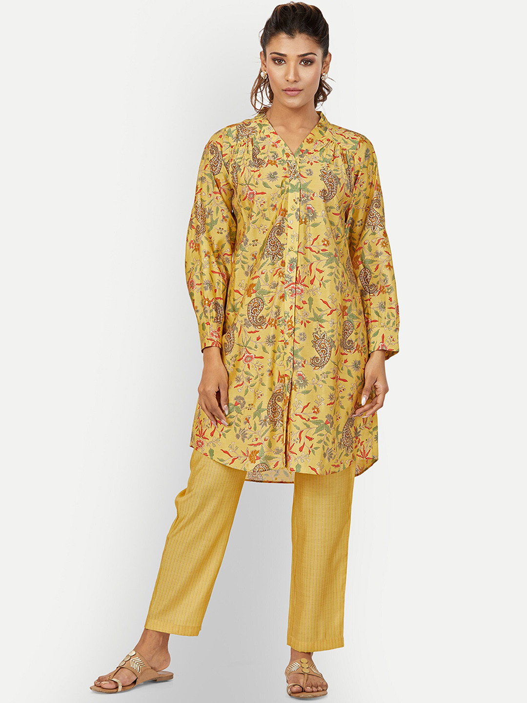 

DRESOUL Paisley Printed Kurta With Trousers, Yellow