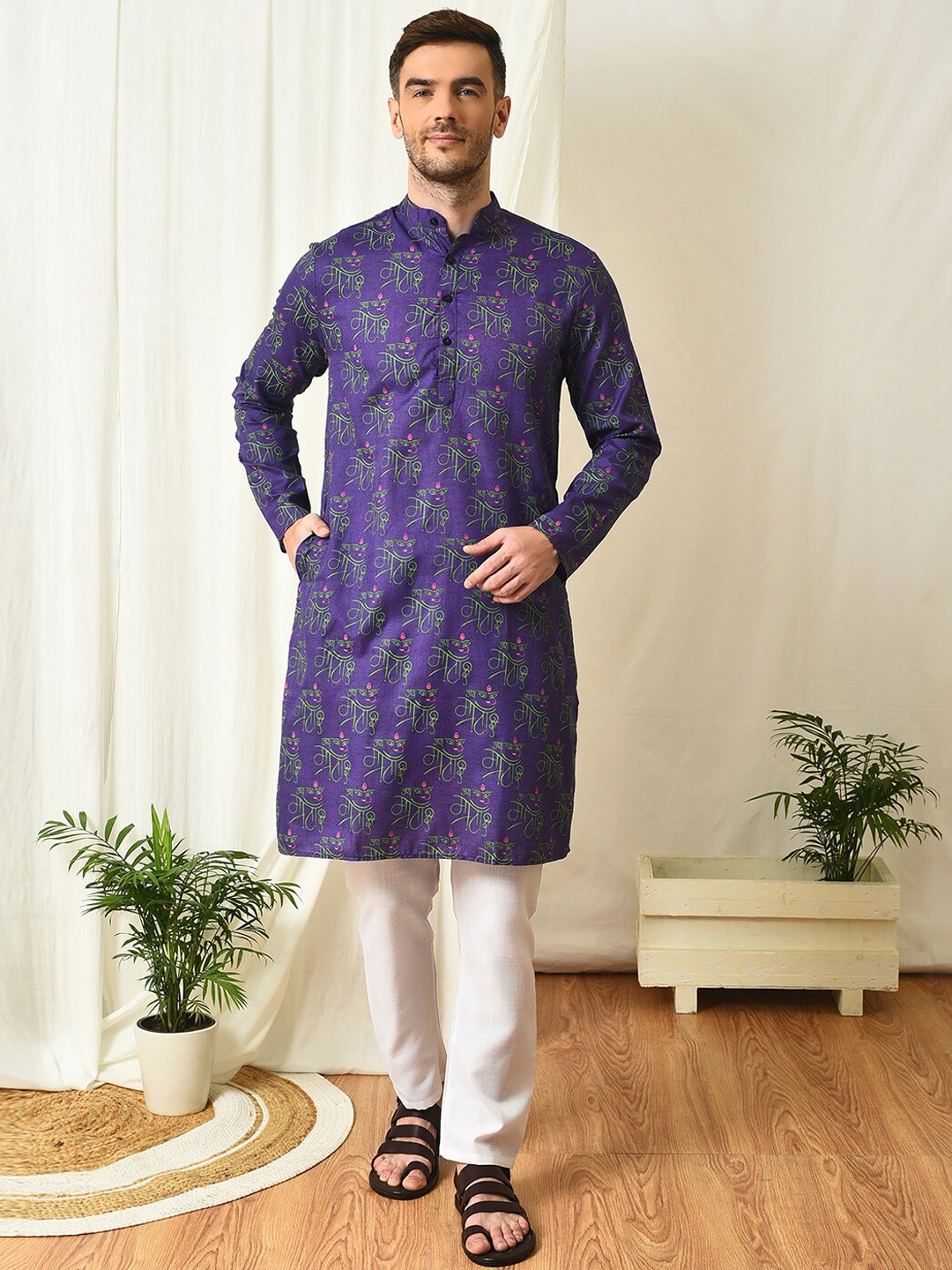 

hangup trend Ethnic Motifs Printed Regular Kurta with Pyjamas, Purple