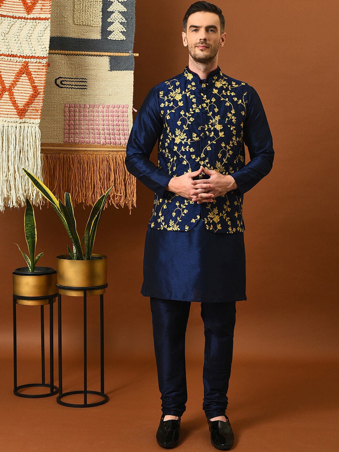 

hangup trend Mandarin Collar Straight Kurta & Pyjamas With Nehru Jacket, Navy blue