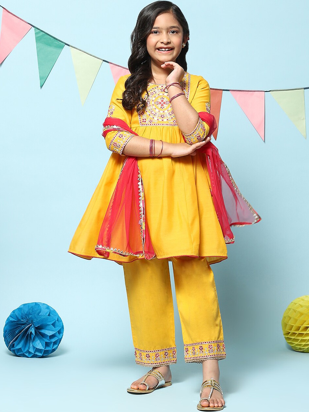 

Biba Girls Floral Embroidered Regular Sequinned Kurta with Palazzos & Dupatta, Yellow