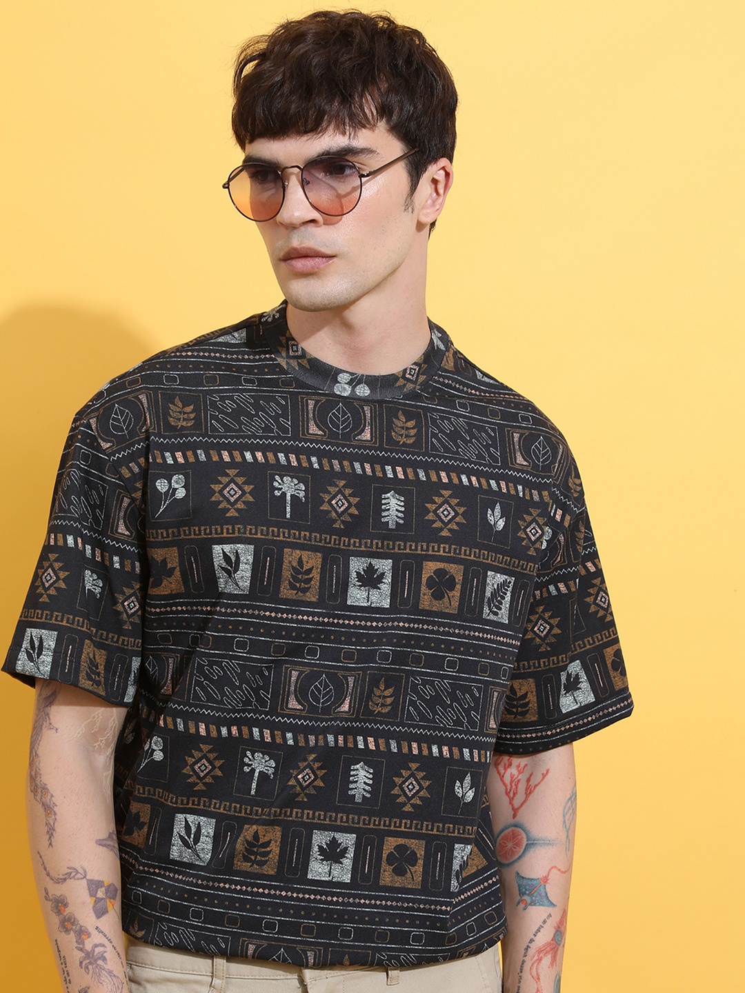 

HIGHLANDER Unisex Graphic Printed Drop-Shoulder Sleeves Oversized Tshirt, Black