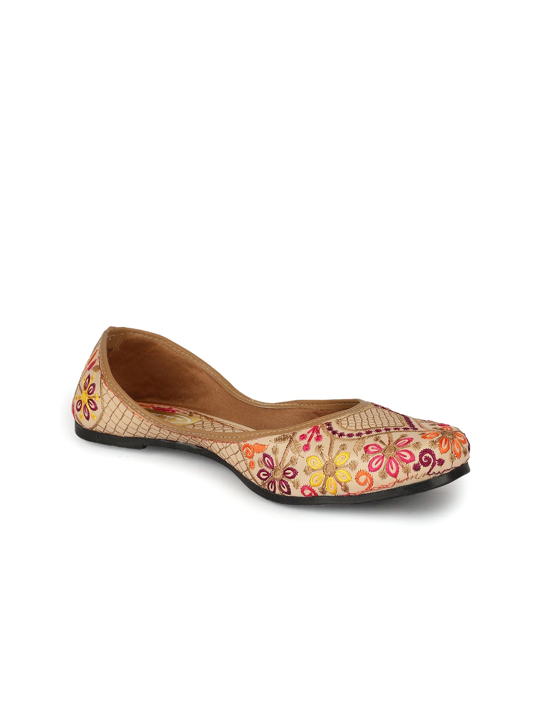 

The Desi Dulhan Embroidered Ethnic Mojaris, Cream