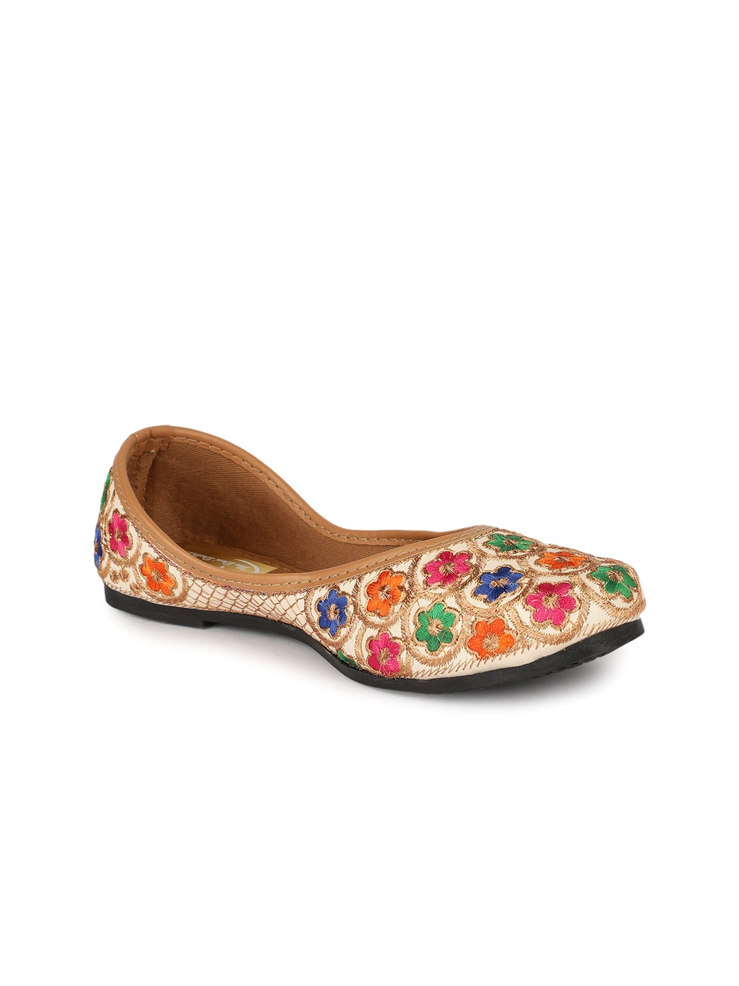 

The Desi Dulhan Embroidered Ethnic Mojaris, Cream