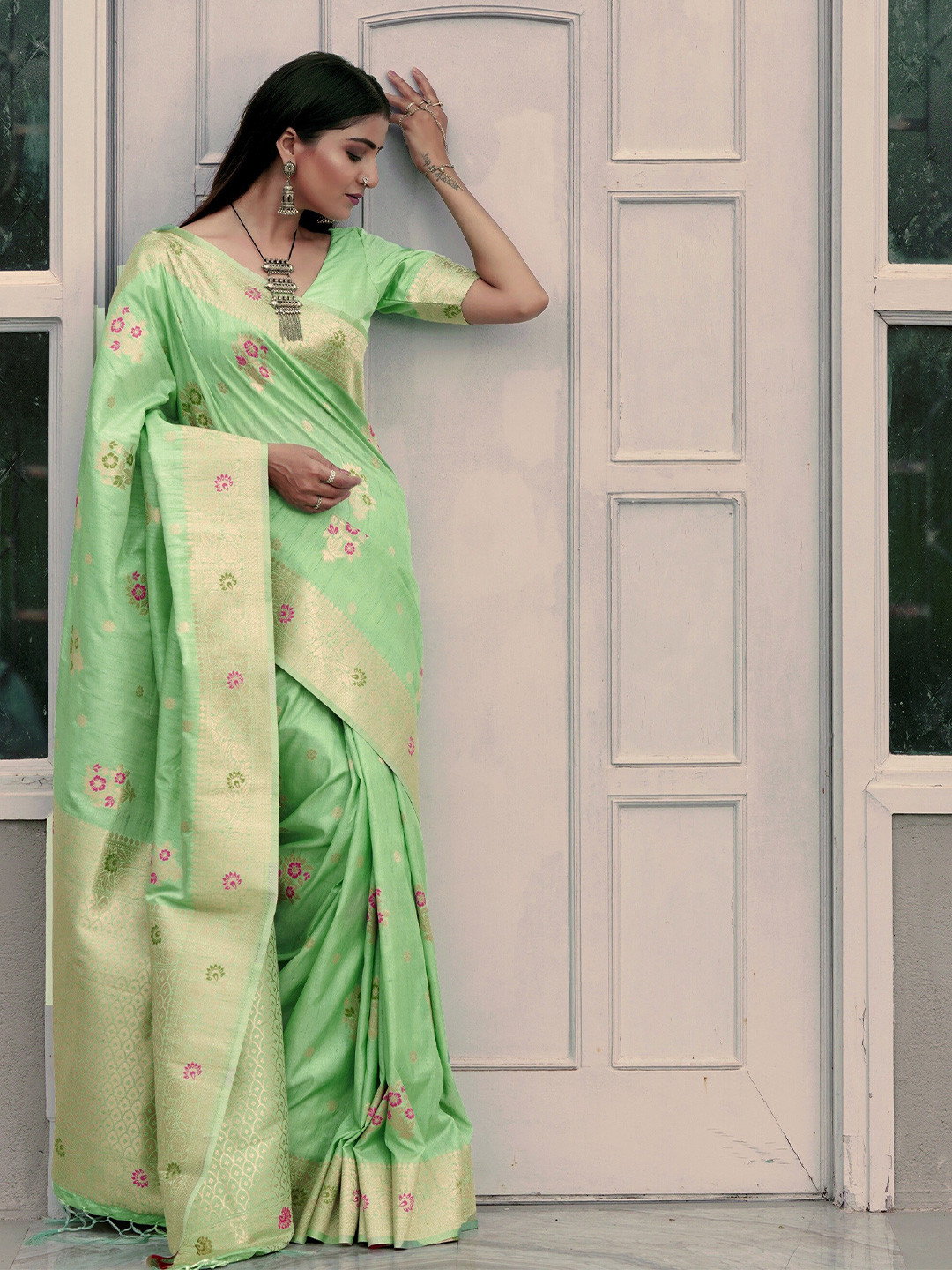 

FLOURIOUS Ethnic Motifs Woven Design Zari Banarasi Saree, Green