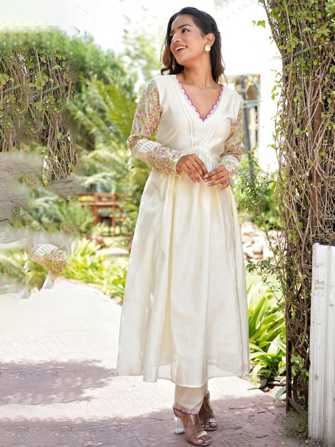 

Label Tamanna Rungta Floral Embroidered Anarkali Kurta With Trousers, Lime green