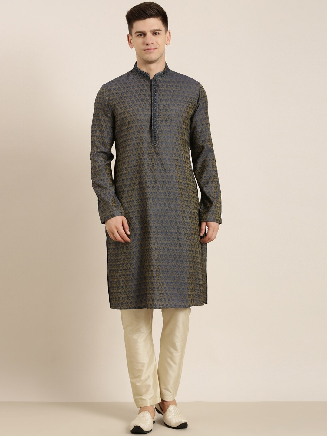 

TheEthnic.Co Floral Embroidered Regular Kurta With Trousers, Navy blue