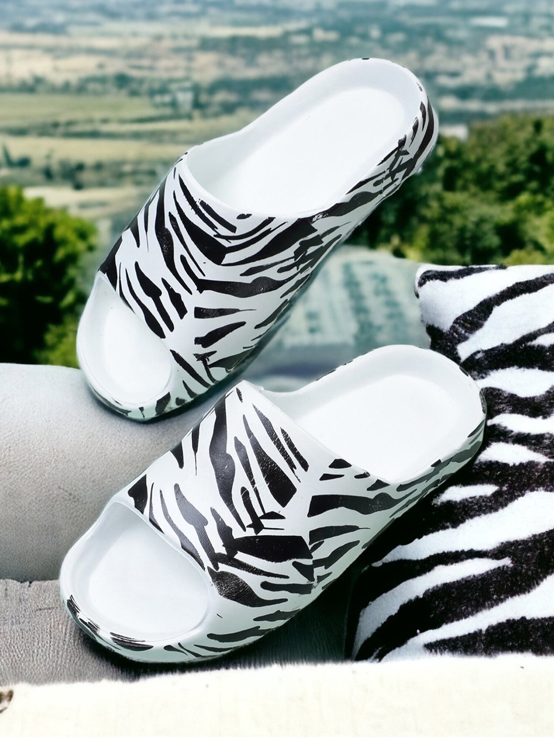 

Pampy Angel Men Zebra Printed Rubber Sliders, White