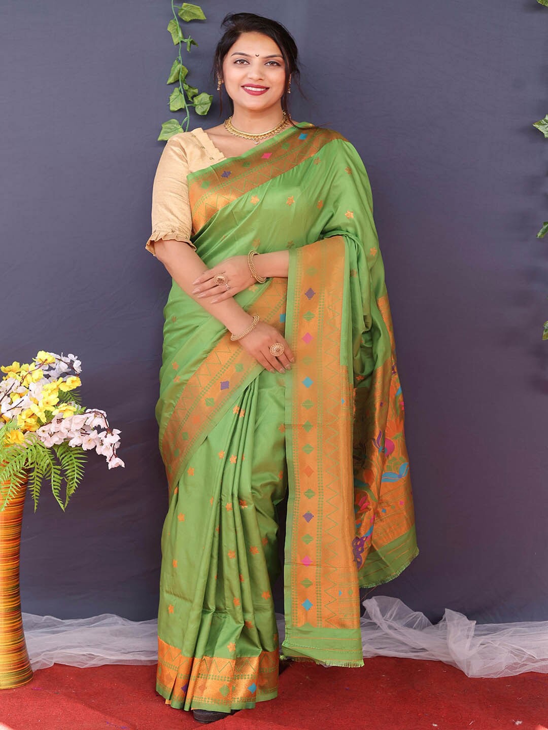 

Mitera Green & Gold-Toned Ethnic Motifs Woven Design Zari Art Silk Saree