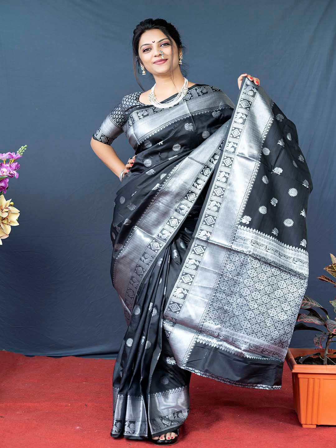 

Mitera Ethnic Motifs Woven Design Zari Banarsai Art Silk Saree, Black