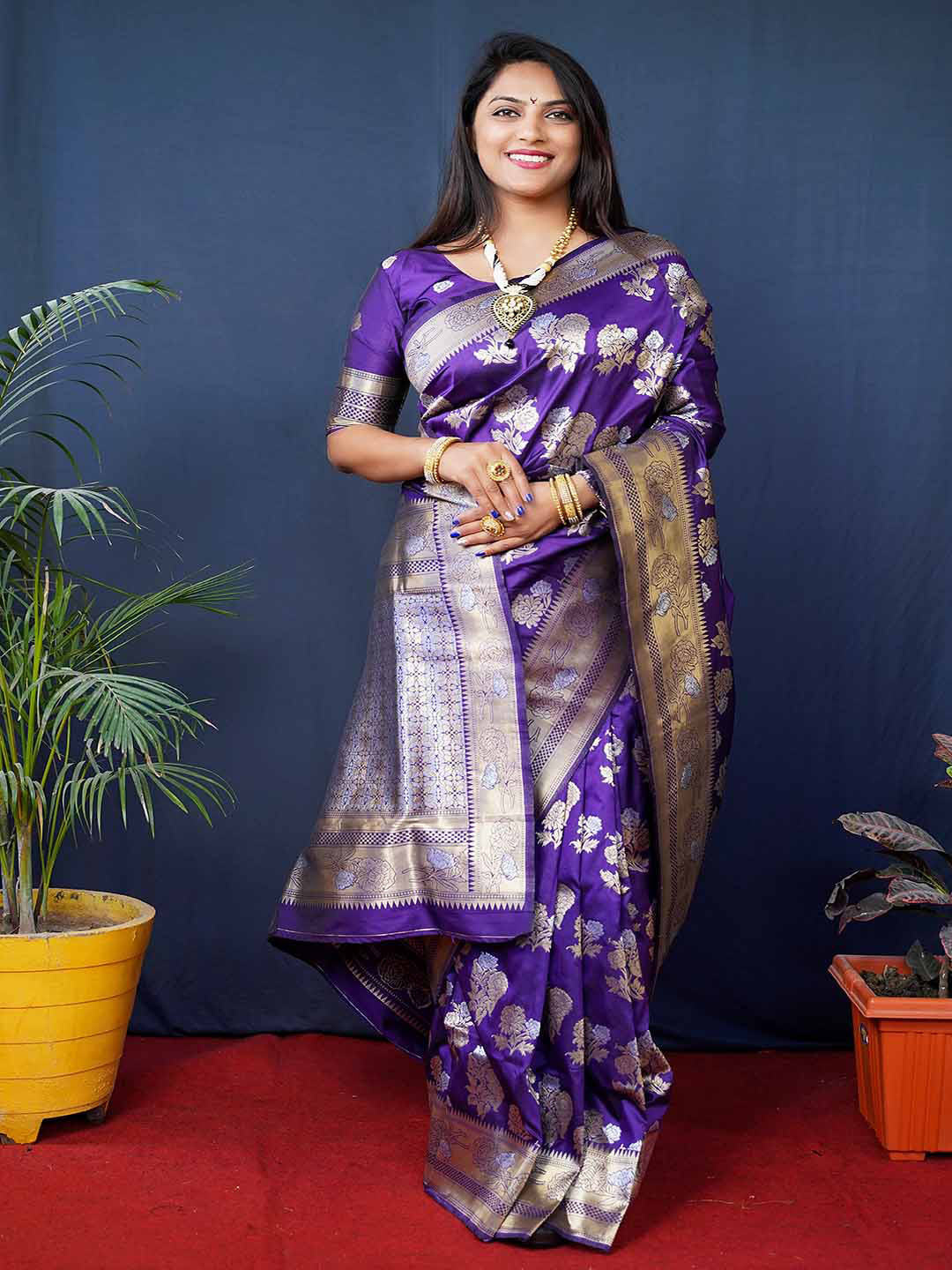 

Mitera Floral Woven Design Zari Banarasi Silk Saree, Blue
