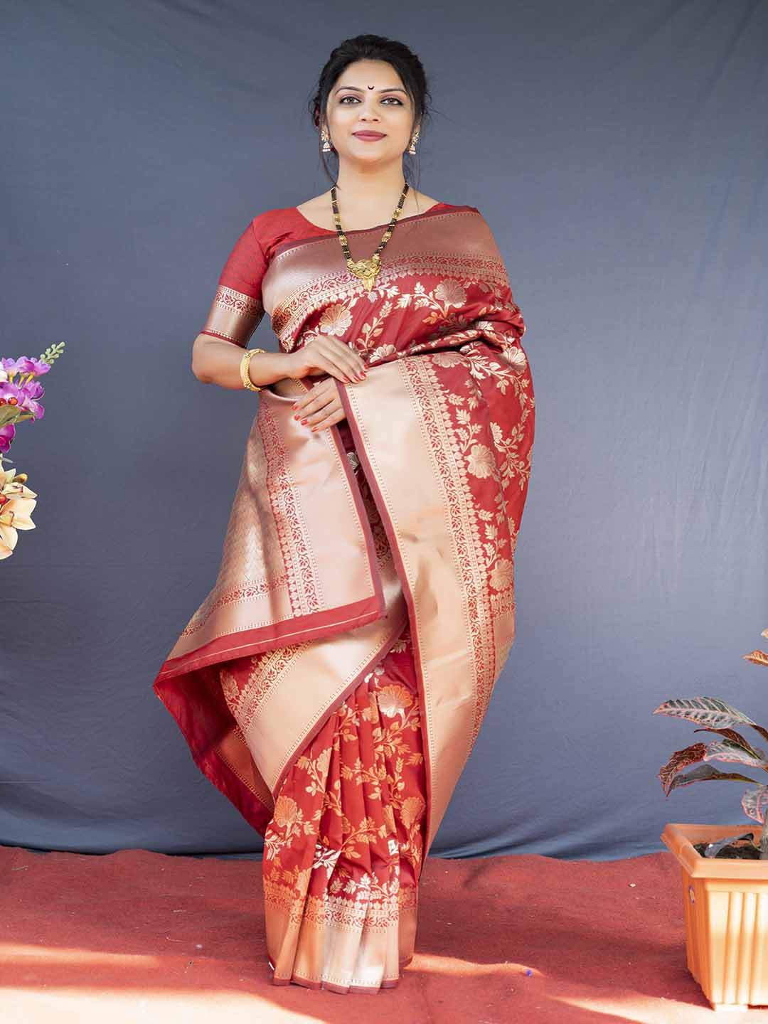 

Mitera Red & Gold-Toned Floral Woven Design Zari Art Silk Banarsai Saree