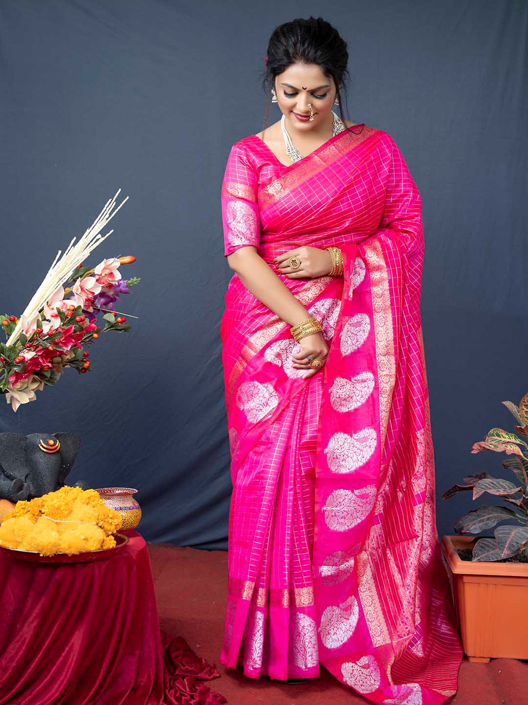 

Mitera Woven Design Zari Linen Blend Saree, Pink