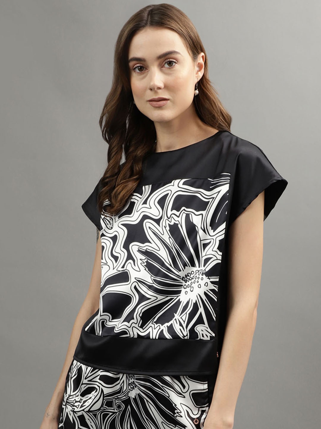 

Iconic Abstract Printed Extended Sleeves Top, Black