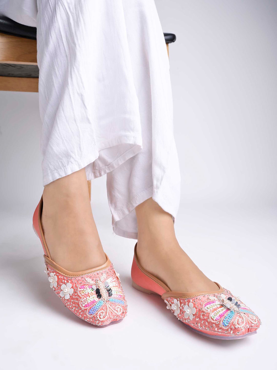 

Shoetopia Embellished Ethnic Mojaris, Peach