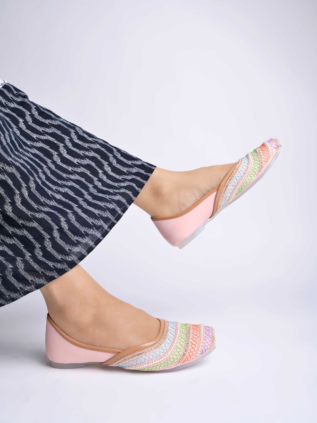 

Shoetopia Embellished Ethnic Mojaris, Pink