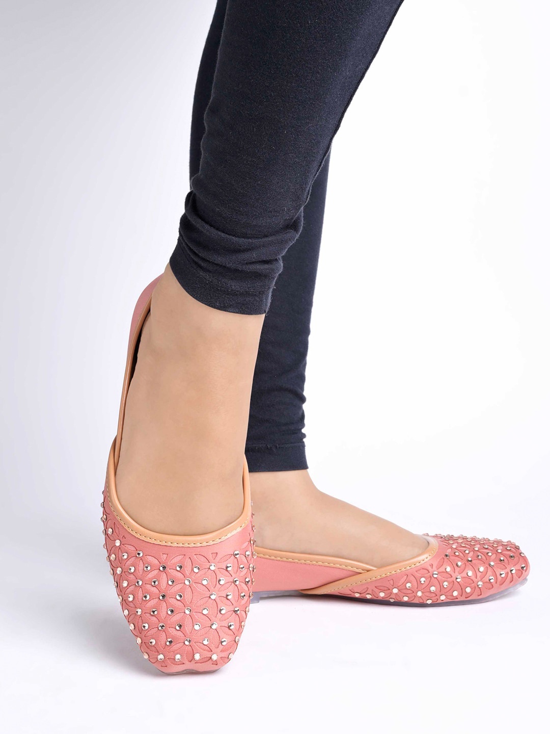 

Shoetopia Embellished Ethnic Mojaris, Peach