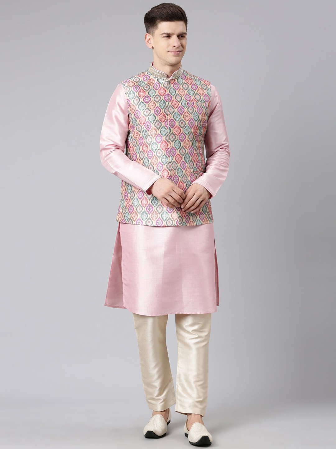 

TheEthnic.Co Mandarin Collar Sequinned Kurta & Pyjamas With Embroidered Nehru jacket, Pink