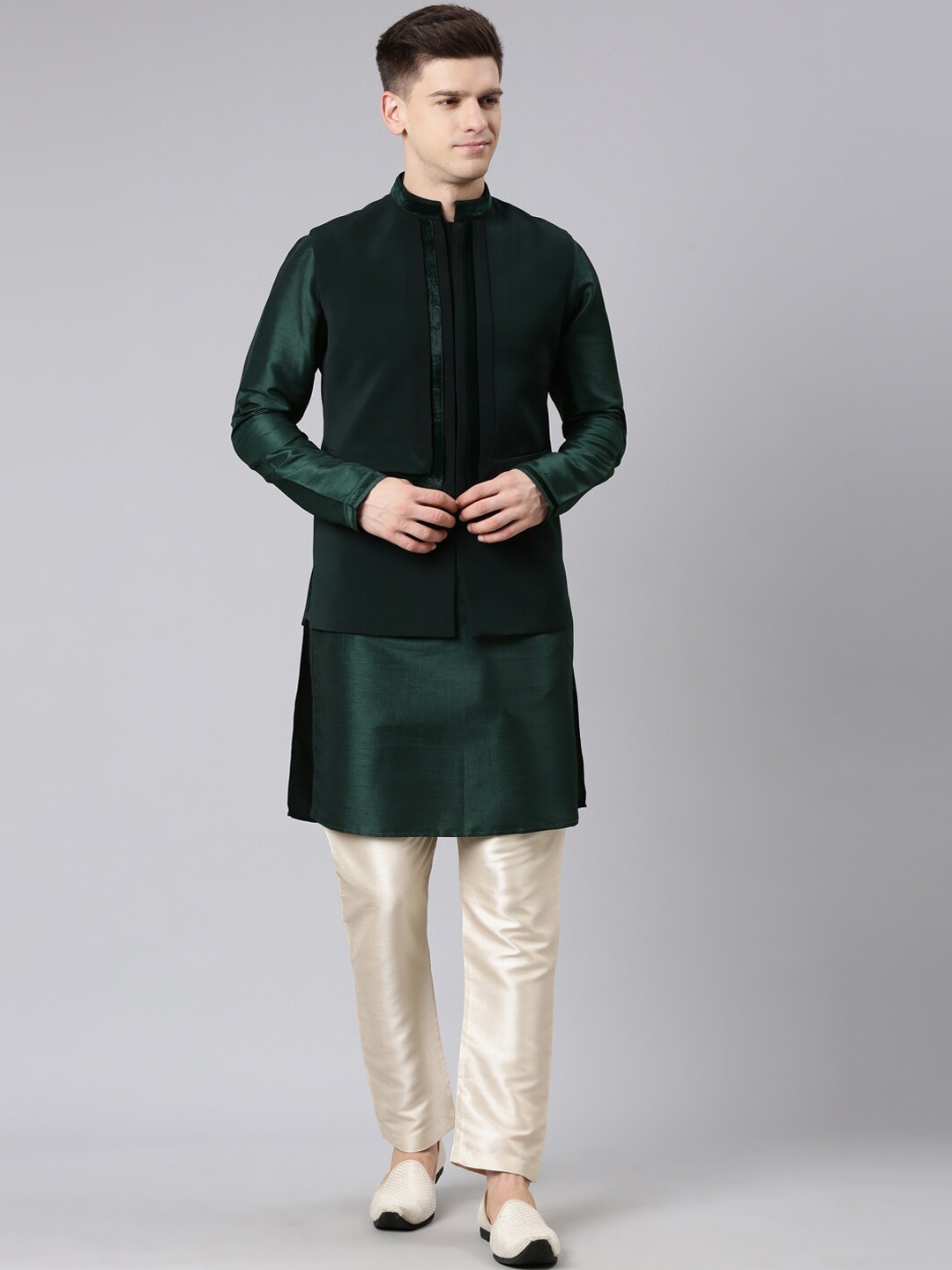 

TheEthnic.Co Mandarin Collar Art Silk Kurta & Pyjamas With Pleated Jacket, Green