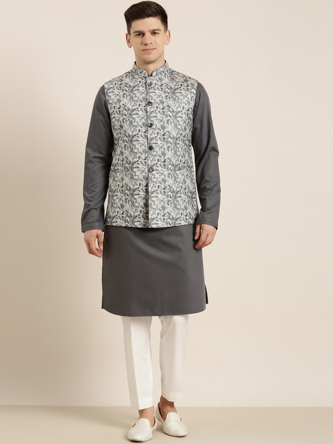 

TheEthnic.Co Mandarin Collar Regular Kurta & Pyjama With Printed Neru Jacket, Grey