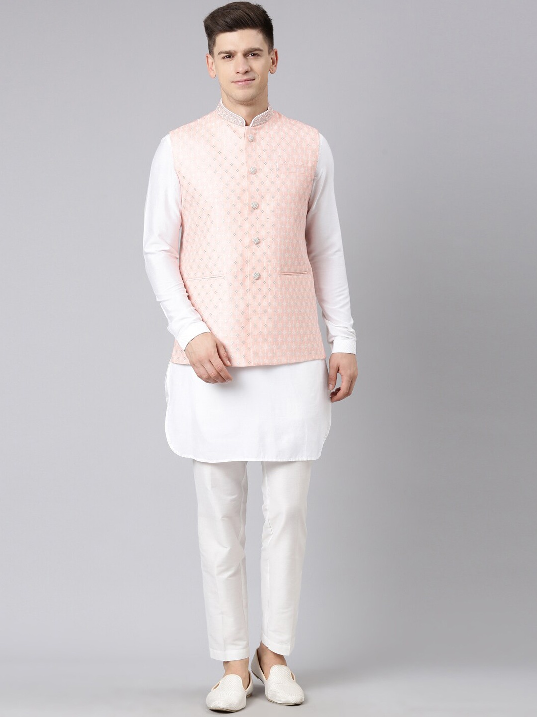 

TheEthnic.Co Mandarin Collar Jacquard Weave Chanderi Silk Kurta & Pyjamas With Jacket, Peach