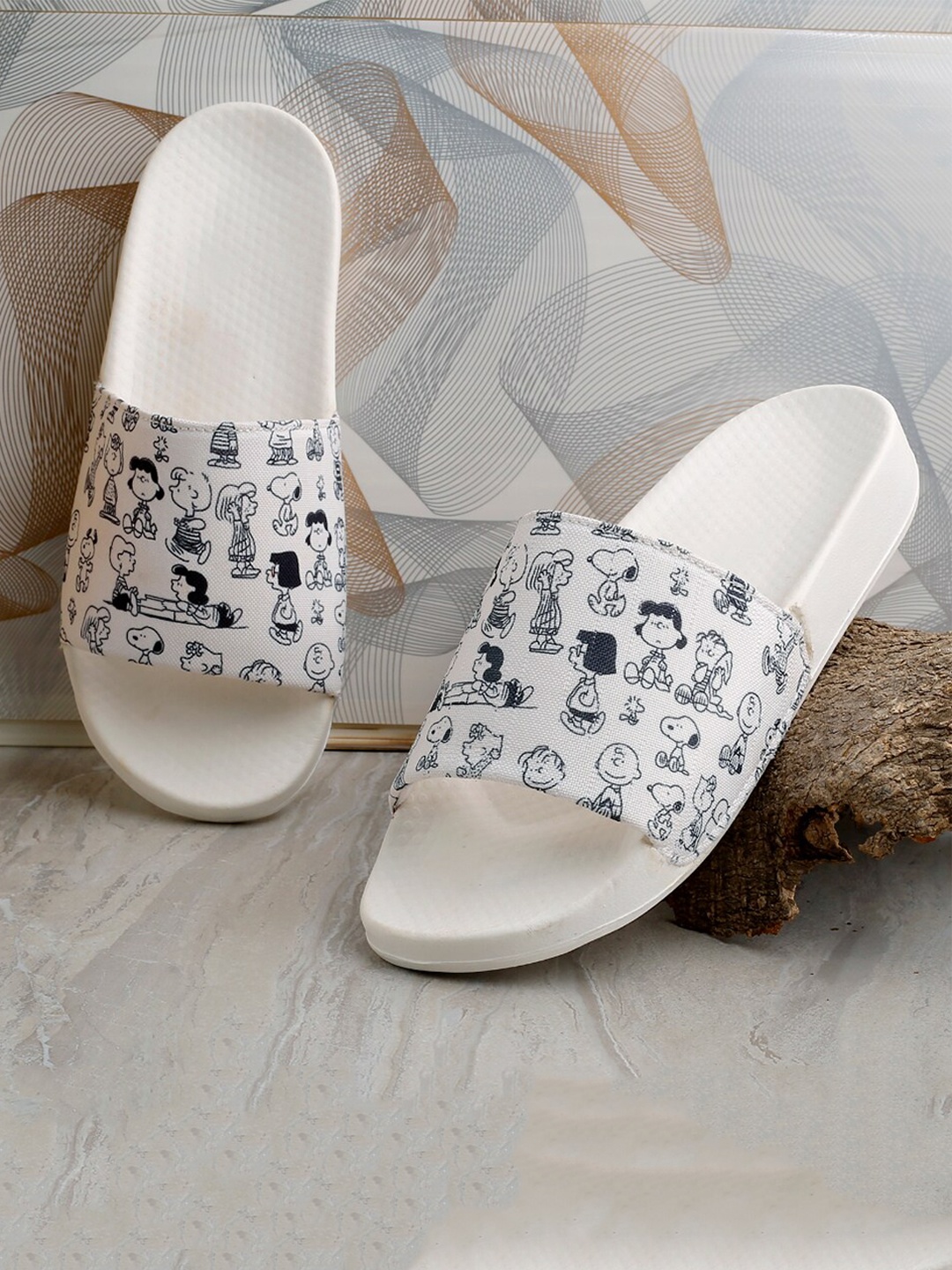 

DEAS Women Snoopy Printed Rubber Sliders, White