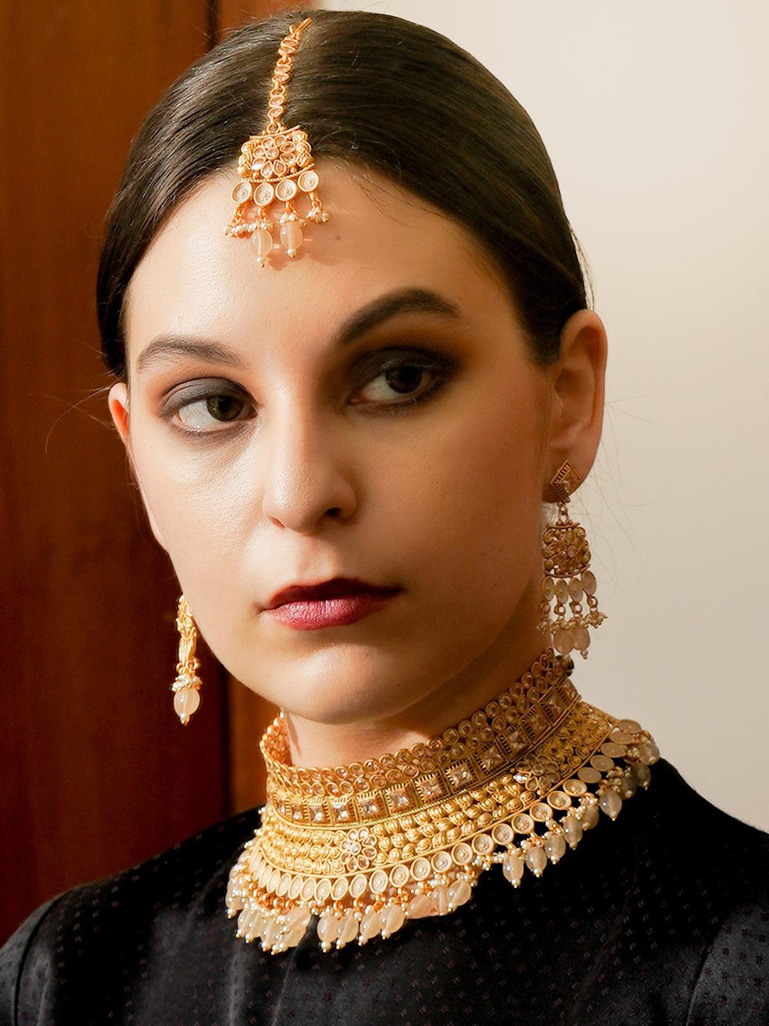

ODETTE Gold-Plated Choker Necklace & Earrings With Maang Tika