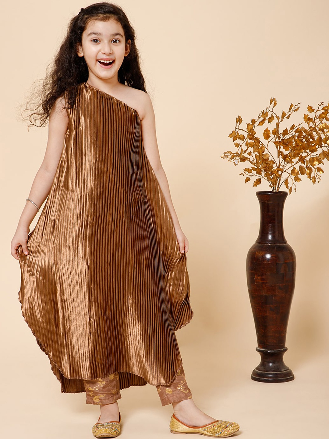 

PICCOLO Girls One Shoulder Accordion Pleated Kurta With Trousers, Gold