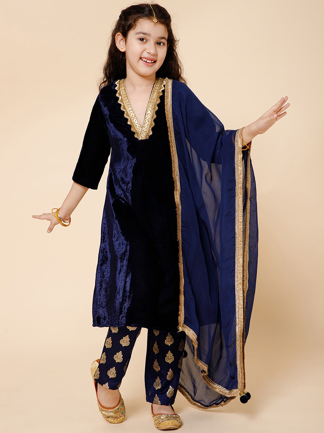 

PICCOLO Girls Yoke Design Velvet Kurta With Trousers & Dupatta, Navy blue