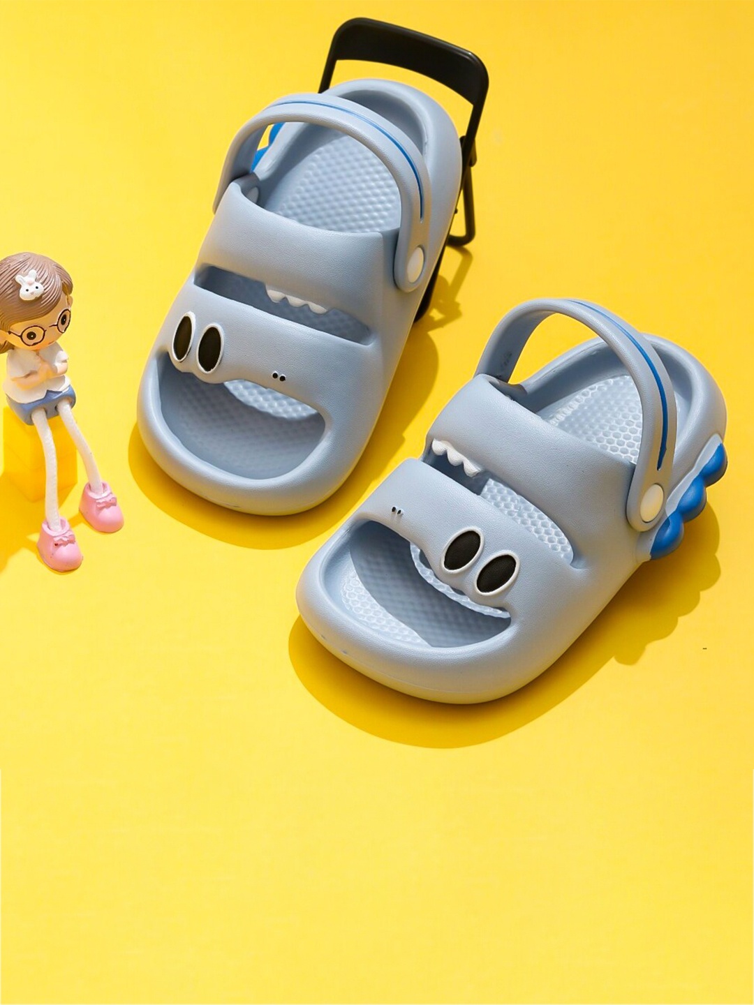 

Yellow Bee Boys Sling Back Clogs, Blue