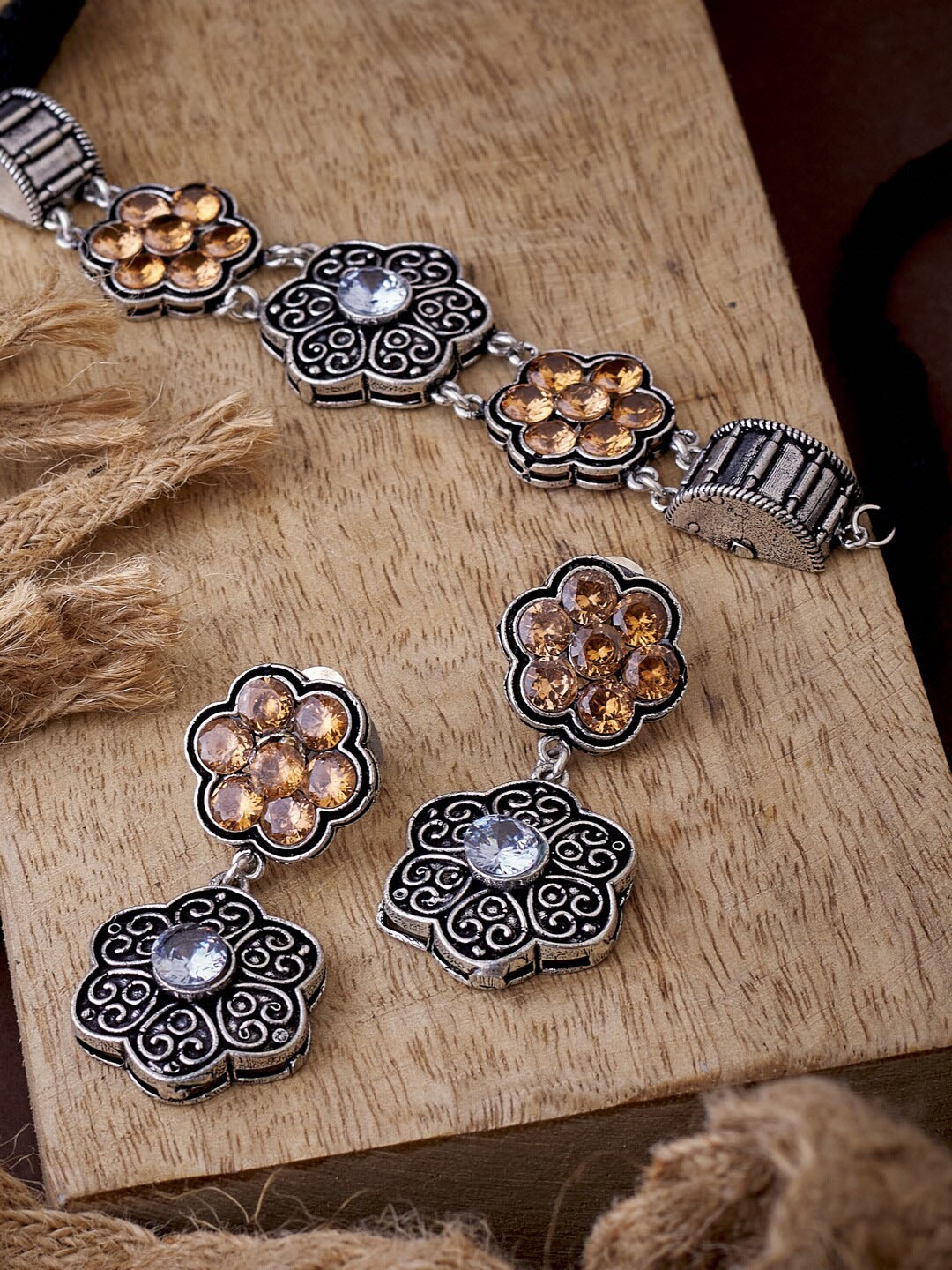 

ATIBELLE Silver-Plated & Stone-Studded Floral Shaped Choker Jewellery Set