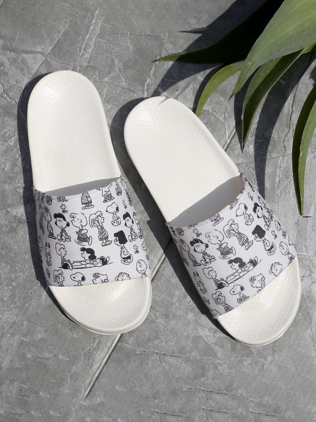 sneakers villa Women Snoopy Printed Rubber Sliders, White