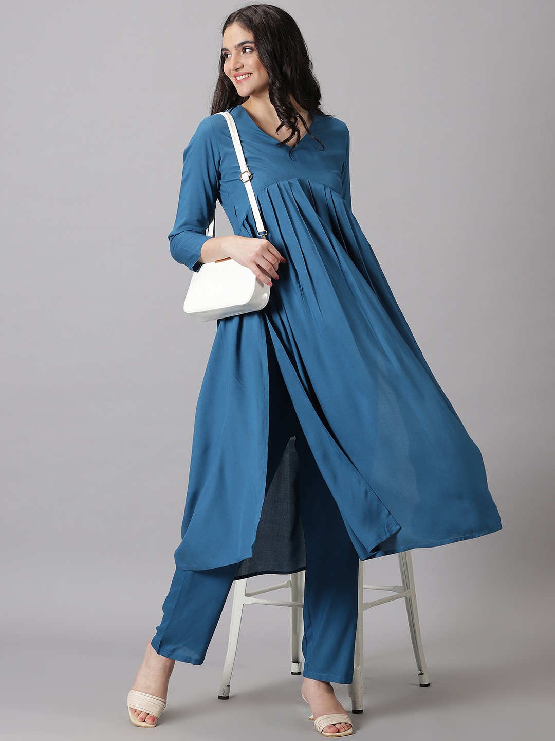 

PURSHOTTAM WALA V-Neck Regular Kurta With Trousers, Blue