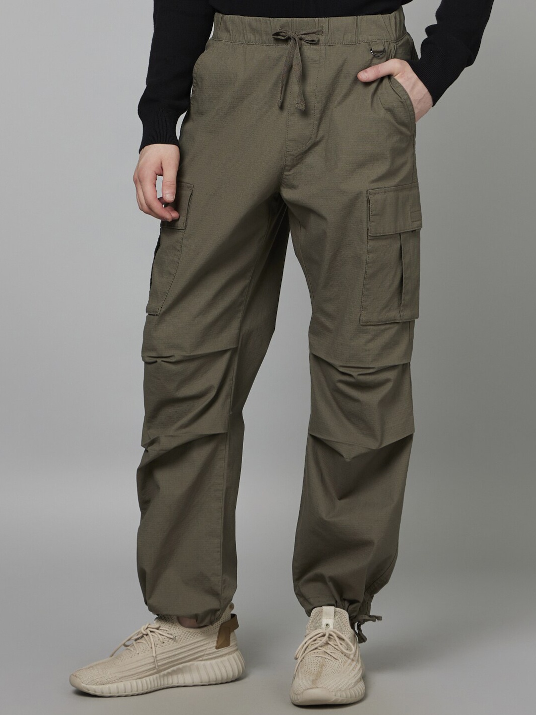 

Celio Men Classic Mid-Rise Cargos Cotton Trousers, Khaki