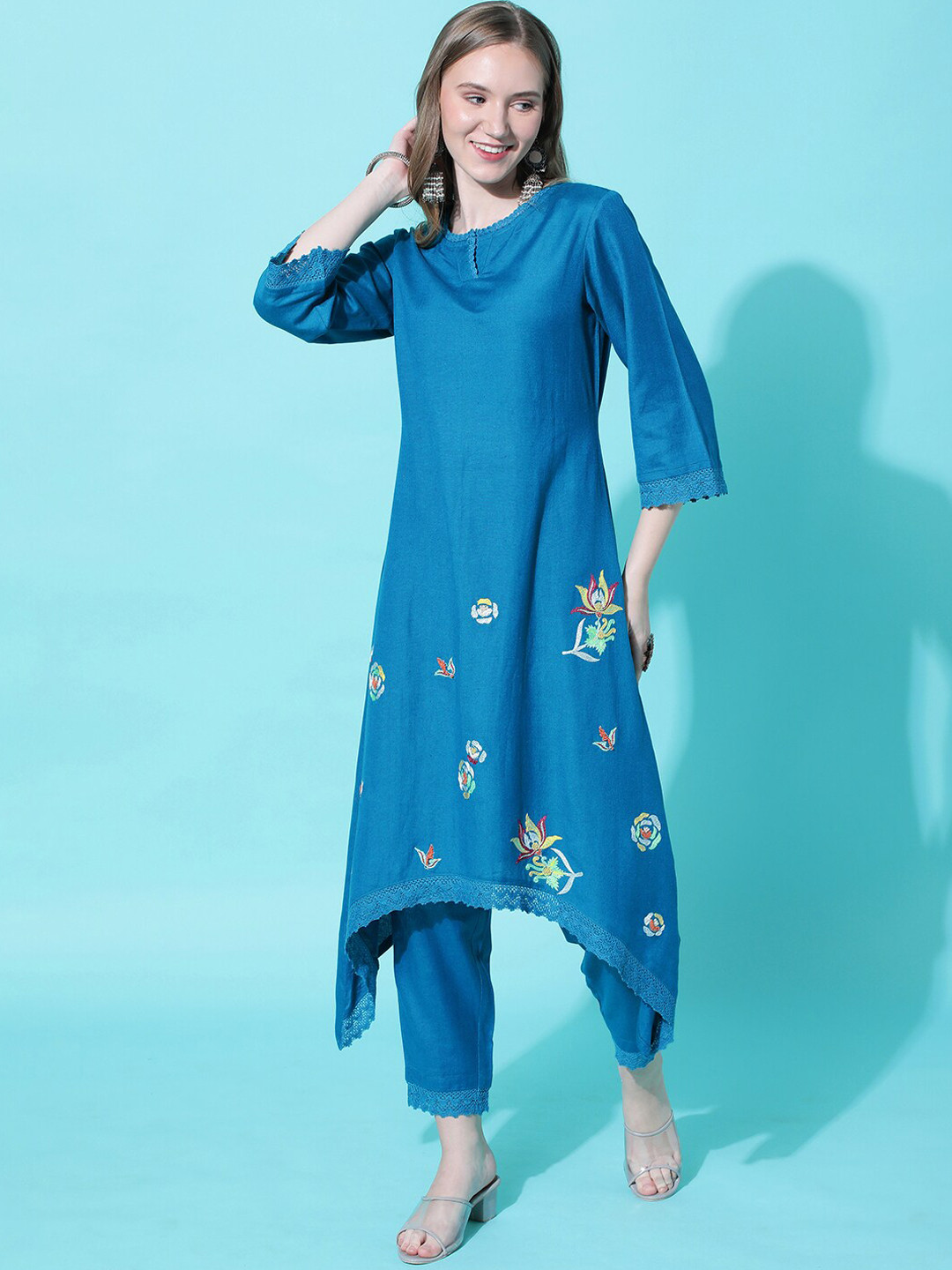

HEEPOSH Floral Embroidered Thread Work Asymmetric A-Line Kurta & Trousers With Dupatta, Blue