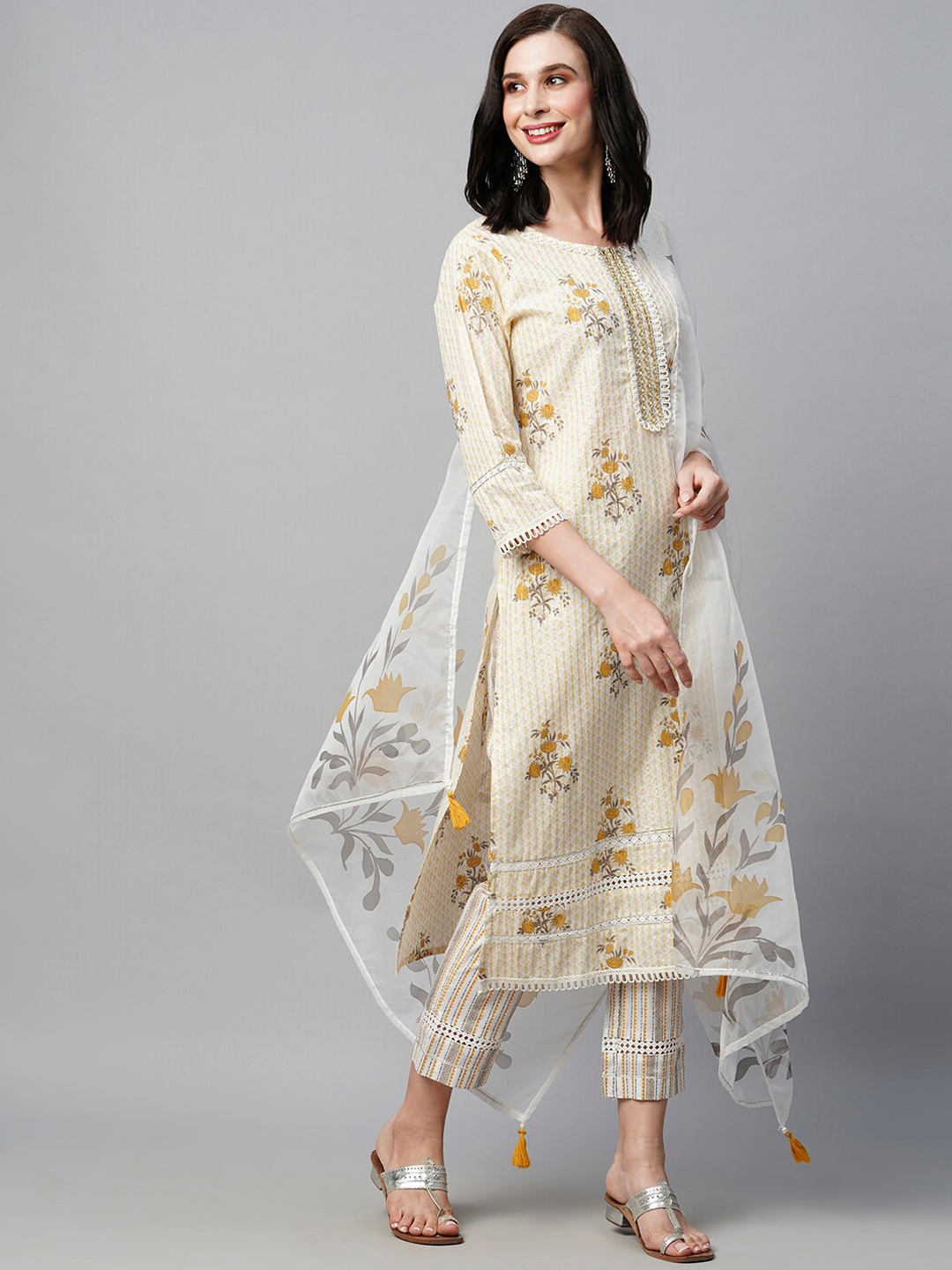 

HEEPOSH Women Cream-Coloured Floral Embroidered Regular Mirror Work Pure Cotton Kurta with Trousers & With